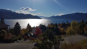 Zona residencial con casas, un lago y montañas al fondo.