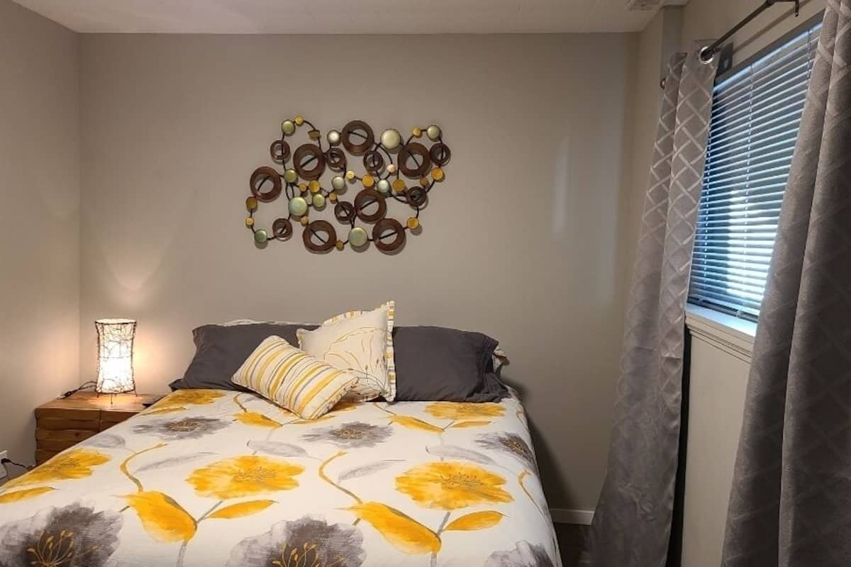 Iron/ironing board, free WiFi, bed sheets