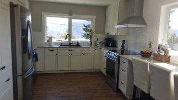 Full-size fridge, microwave, oven, stovetop