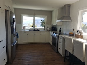 Full-size fridge, microwave, oven, stovetop