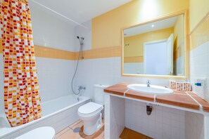 Baignoire, séchoir à cheveux, bidet, serviettes fournies