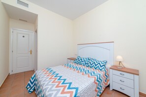 3 chambres, bureau, fer et planche à repasser, accès au Wi-Fi (inclus)