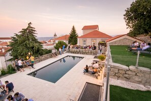 Piscina externa sazonal, espreguiçadeiras