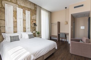 Dobbelt- eller tomannsrom – familie, terrasse | Memory foam-senger, skrivebord, blendingsgardiner og lydisolert