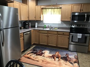 Kühlschrank, Mikrowelle, Ofen, Herdplatte