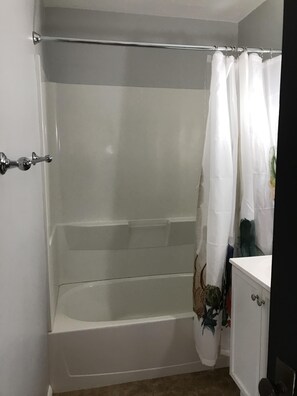 Baignoire, sèche-cheveux, serviettes fournies, papier toilette