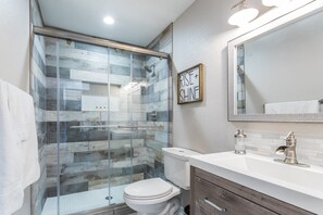 Combined shower/bathtub, hair dryer, towels, soap