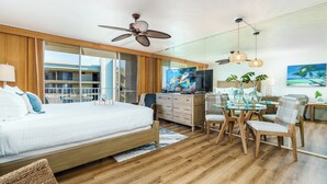 Een moderne hotelkamer met een groot bed, een bureau en een zithoek.
