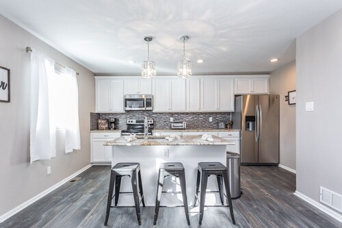 On Sale! Gorgeous Garden of the Gods Getaway!