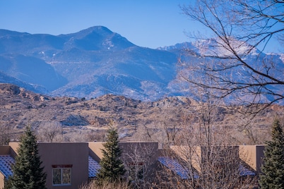 On Sale! Gorgeous Garden of the Gods Getaway!
