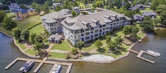 Tranquil Lakefront Paradise on Lake Oconee!! Beautiful 2 Bedroom Condo