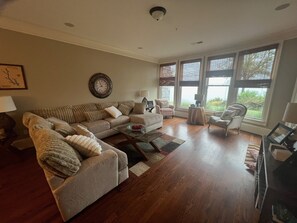 Smart TV, livros, aparelho de som