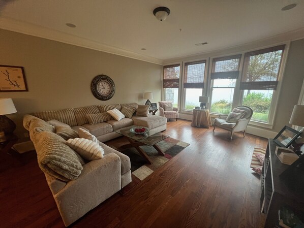 Smart TV, books, stereo