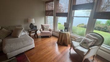 Smart TV, books, stereo