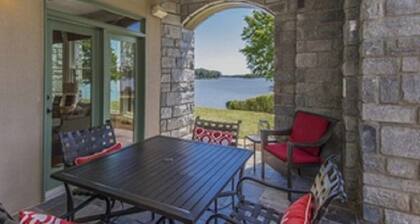 Tranquil Lakefront Paradise on Lake Oconee!! Beautiful 2 Bedroom Condo