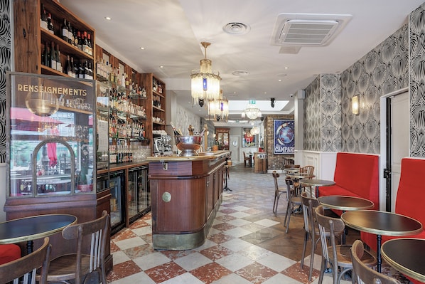 Der serveres frokost og aftensmad