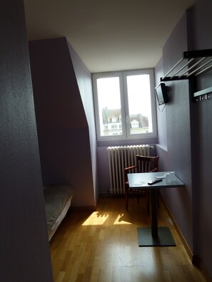 بديكورات فريدة لكل غرفة وطراز فريد لكل وحدة وستائر تعتيم ومكواة/لوح كي