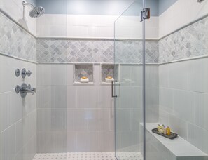 Phòng Suite Cao cấp, 1 giường cỡ king, không hút thuốc | Buồng tắm vòi sen