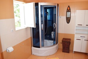 Panoramic-Apartment, Meerblick (Free sauna) | Badezimmer | Dusche, Handtücher