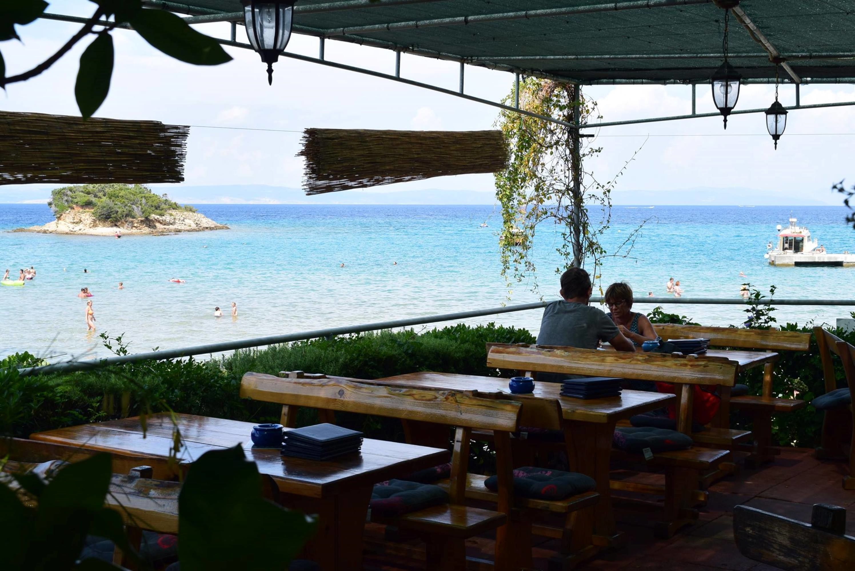 بار على الشاطئ