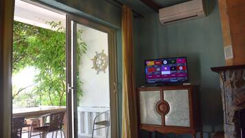 Superior Apartment, Sea View (Free sauna) | Living room | Flat-screen TV