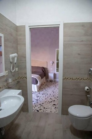 Firemannsrom, terrasse | Bad | Dusj, dusjhode med hydromassaje, toalettartikler (inkludert) og hårføner