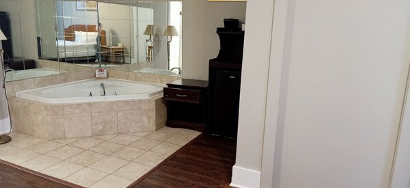 Comfort Room, 1 Queen Bed, Non Smoking | Premium bedding, pillowtop beds, individually furnished, desk