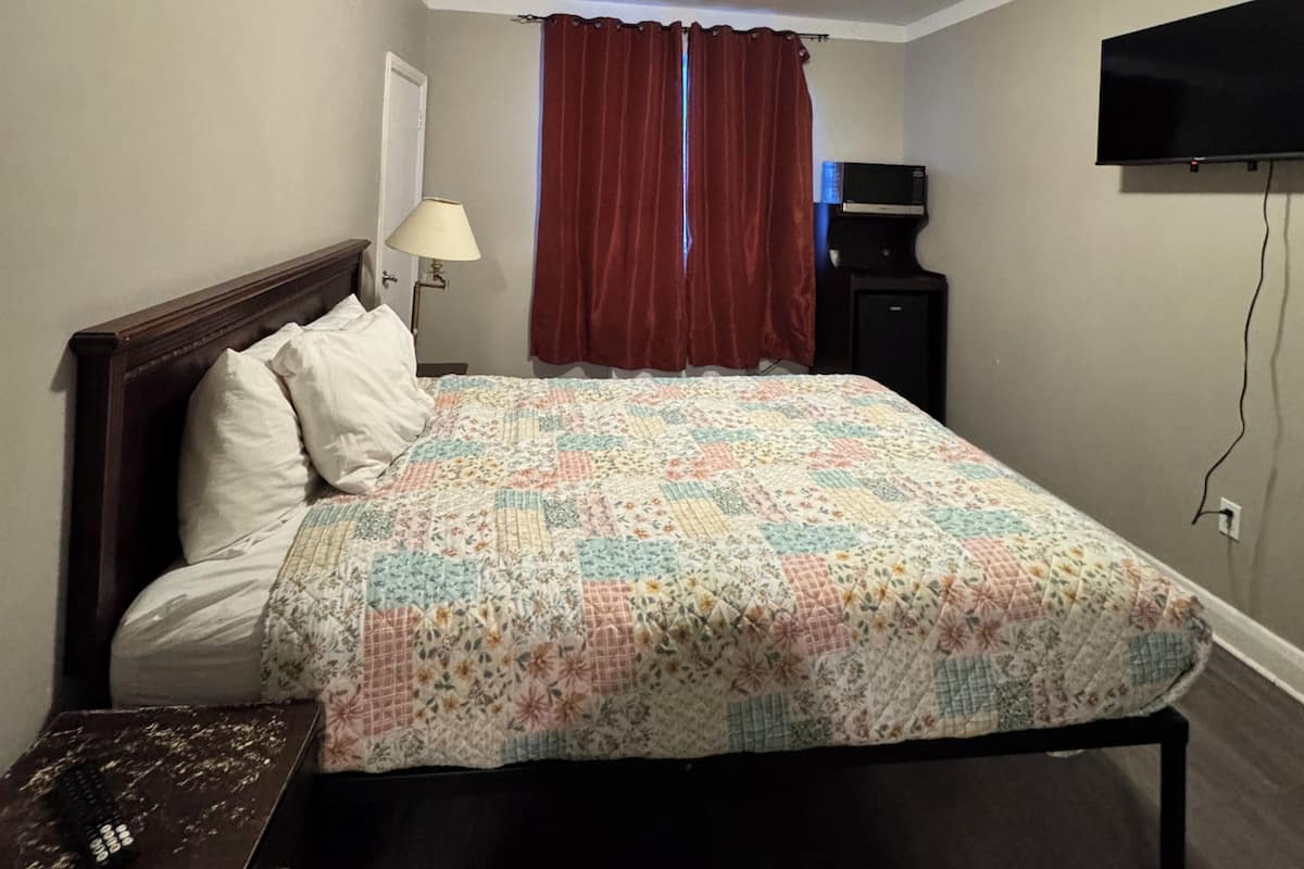 Single Room, 1 King Bed | Premium bedding, pillowtop beds, desk, laptop workspace