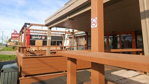 A Wendy's restaurant with outdoor seating and a covered area. - London Residency Inn (London)