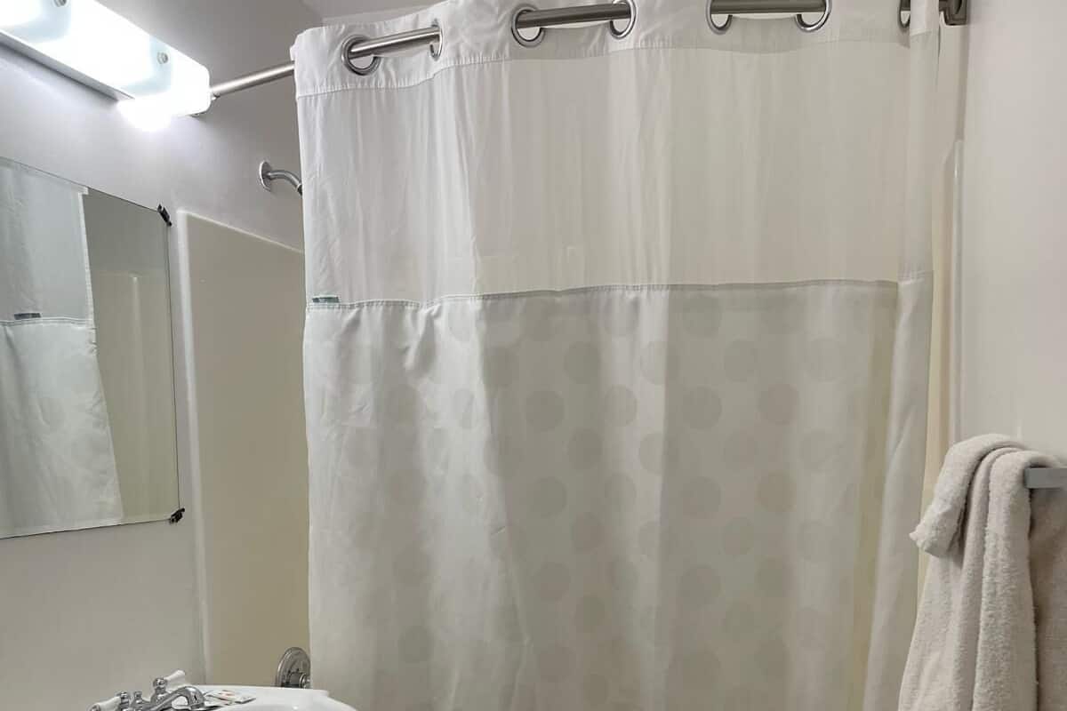 Bañera con ducha, cabezal de ducha con hidromasaje, secador de pelo