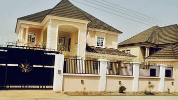 Mặt tiền nơi lưu trú