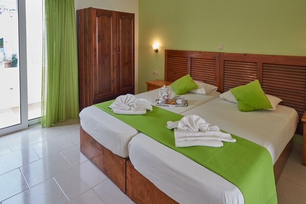 Cortinas blackout, Wi-Fi de cortesia, roupa de cama