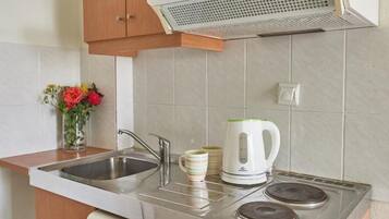 KylskÄp, kaffe- och tebryggare, vattenkokare och grytor/köksredskap