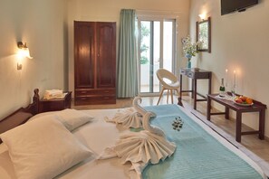 Blackout drapes, free WiFi, bed sheets