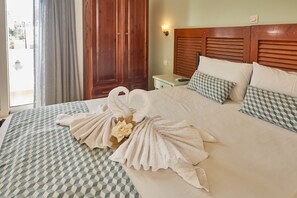 Cortinas blackout, wifi gratis y ropa de cama 
