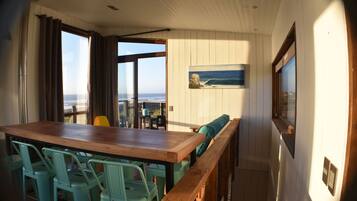 Huis | Privékeuken | Een koelkast, een microgolfoven, een oven, kookgerei, borden en bestek