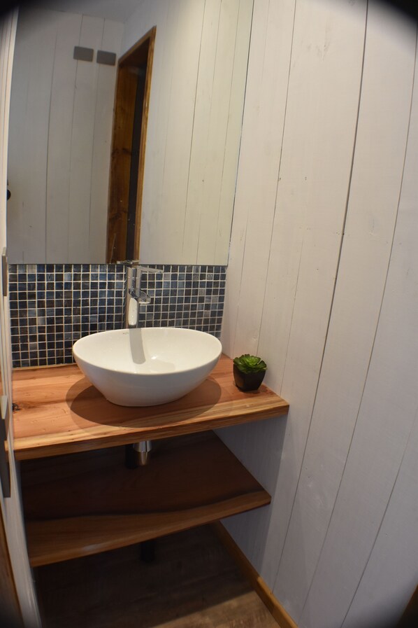 Bathroom sink