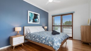 4 bedrooms, iron/ironing board, WiFi, bed sheets