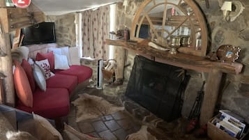 Televisión y chimenea