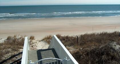 Ylellinen koti uima-altaalla, upea ranta ja merinäköala. Yksityinen lomakeskus.