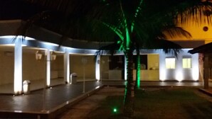 A hotel courtyard with a palm tree and a pool. - House in a gated community in Barra da Tijuca  (RIO DE JANEIRO)