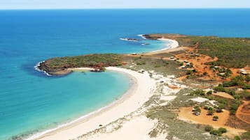 Playa en los alrededores y toallas de playa