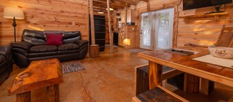 Bonnie's Private City Cabin-Madison's Only Log Cabin Rental
