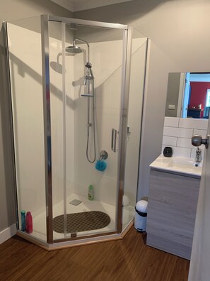 Duschwanne, Haartrockner, Handtücher, Seife