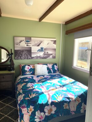 2 habitaciones, tabla de planchar con plancha y ropa de cama 