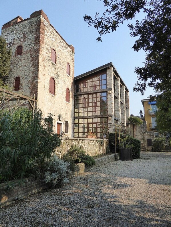 Exterior - A fascinating Medioeval Tower on the borders of Lake Garda (Lazise)