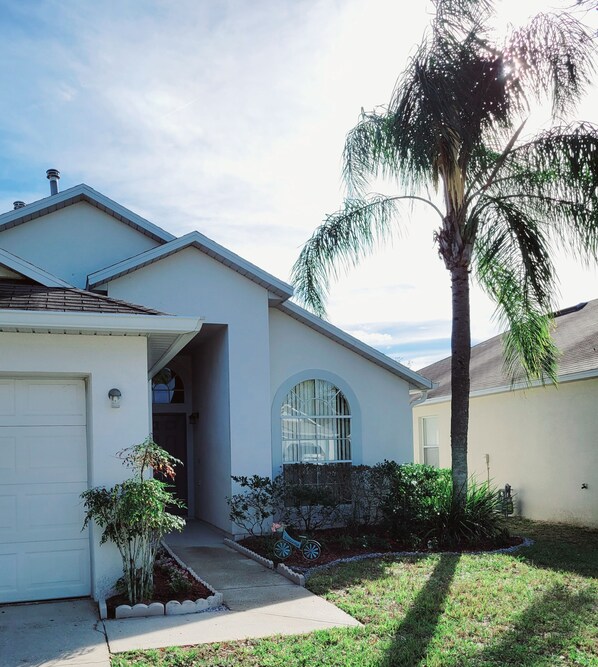 Exterior - Newly Updated Spacious 3 Bedroom Home With Pool, - near Disney (Davenport)