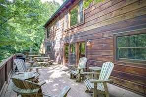Outdoor dining - Relaxing, Cozy, Beautiful 3 BR Log Cabin in Blowing Rock/Boone NC (Blowing Rock)
