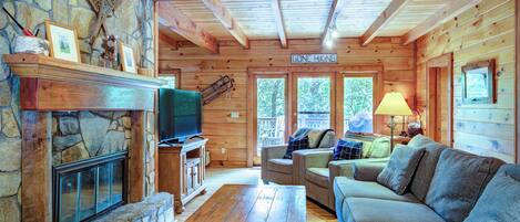 スマートテレビ、暖炉、DVD プレーヤー、テーブルサッカー台