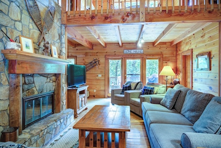 智能电视、壁炉、DVD 播放器、桌上足球. Relaxing, Cozy, Beautiful 3 BR Log Cabin in Blowing Rock/Boone NC